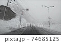 吹雪の中を走行するドラレコ映像 74685125