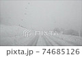 吹雪の中を走行するドラレコ映像 74685126