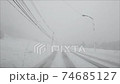 吹雪の中を走行するドラレコ映像 74685127