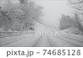吹雪の中を走行するドラレコ映像 74685128