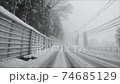 吹雪の中を走行するドラレコ映像 74685129