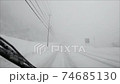 吹雪の中を走行するドラレコ映像 74685130