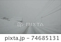 吹雪の中を走行するドラレコ映像 74685131