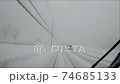 吹雪の中を走行するドラレコ映像 74685133