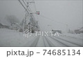 吹雪の中を走行するドラレコ映像 74685134