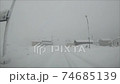 吹雪の中を走行するドラレコ映像 74685139