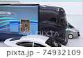 移動充電卡車正在為停電的電動汽車充電。電動汽車電力短缺道路服務理念 74932109