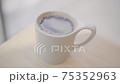 テーブルの上にあるコーヒーカップ（スローモーション） 75352963