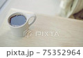 テーブルの上にあるコーヒーカップ（スローモーション） 75352964