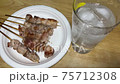 こんがり焼き鳥の夕食とレモンサワーの炭酸パチパチシュワシュワ。を晩酌/庶民的な食生活 75712308