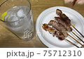 こんがり焼き鳥の夕食とレモンサワーの炭酸パチパチシュワシュワ。を晩酌/庶民的な食生活 75712310
