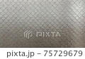 窓を伝う雨粒　梅雨イメージ 75729679