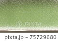 窓を伝う雨粒　梅雨イメージ 75729680
