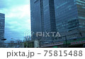 在東京車站大樓的山谷中運行的各種火車 75815488