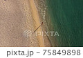 ビーチに散歩しに来た女性の空撮 75849898