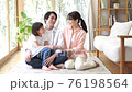 A young family gathering in the living room　 76198564