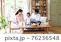 A young family relaxing in the living room　 76236548
