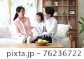 A young family gathering in the living room　 76236722