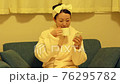 寝る前にソファーでくつろぐ女性 76295782