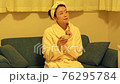 寝る前にソファーでくつろぐ女性 76295784