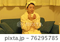 寝る前にソファーでくつろぐ女性 76295785
