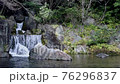 日本庭園の滝を流れ落ちる水の風景 76296837