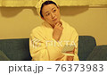 就寝前にお肌をチェックする女性 76373983