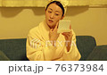就寝前にお肌をチェックする女性 76373984