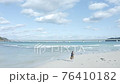白砂が美しい「角島」のビーチ。ドローンで俯瞰から空撮。 76410182