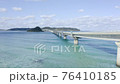 絶景の海上道路「角島大橋」。澄み渡る海の上を架ける大橋。 76410185
