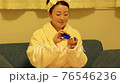 ナイトケアをするミドル女性 76546236