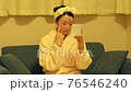 お風呂上がりに肌をチェックするミドル女性 76546240