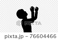 嘆く男性のシルエット 76604466
