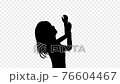嘆く女性のシルエット 76604467