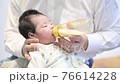 哺乳瓶でミルクを飲む赤ちゃん 76614228