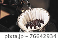ドリッパーにお湯を注ぐ・コーヒーをカップに注ぐシーン 76642934