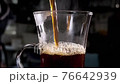 ホットコーヒーをグラスに注ぐシーン 76642939