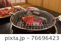 網に肉を置く（炭火焼肉） 76696423
