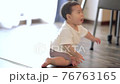 リビングでご機嫌な赤ちゃん 76763165