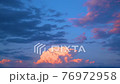 ドラマティックな日没　日の当たる雲　早送り 76972958