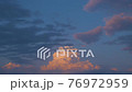 ドラマティックな日没　日の当たる雲 76972959
