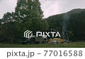 オートキャンプ場でテントをたてて焚き火の煙が上がってる画 77016588