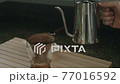 キャンプ場でこだわりにコーヒーを入れてる画 77016592