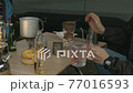 キャンプ場でこだわりにコーヒーを入れてる画 77016593