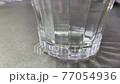 將水倒入玻璃杯中 77054936