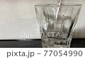 將水倒入玻璃杯中 77054990