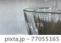 將水倒入玻璃杯中 77055165