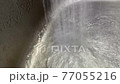 在廚房水槽裡放水 77055216