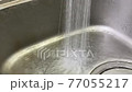 在廚房水槽裡放水 77055217