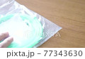 <醫療> 為心電圖準備醫療設備的人 77343630